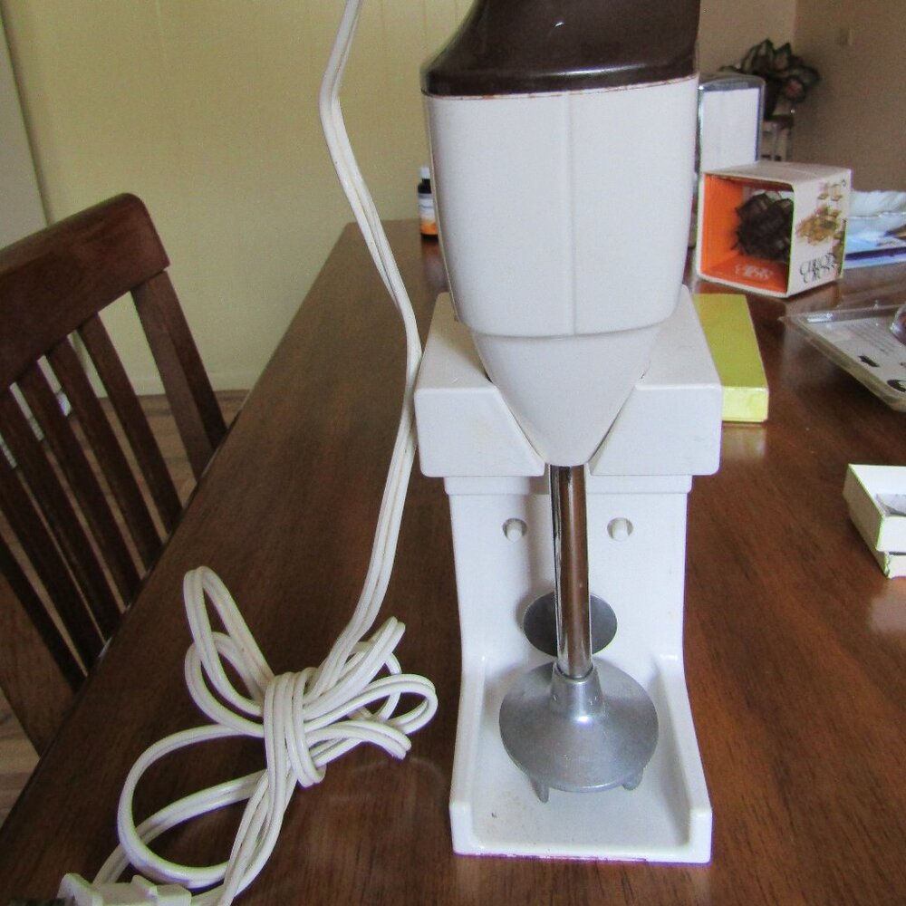 Kitchenmate Vintage 2-Speed Handheld Food Processor Stick Blender Wall Mount